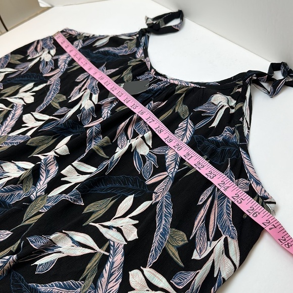 Torrid Textured Woven Gauze Cami Top 4X Black Palm Leaf Sharkbite Hem - Picture 7 of 10